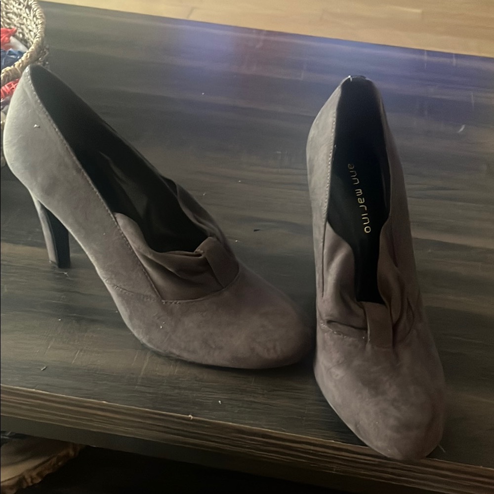 Ann Marino Women's Elegant Suede Brown Heels, size 8M.